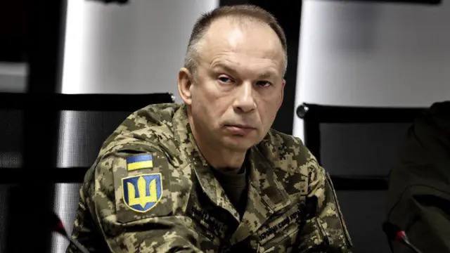 Главком ВСУ Сырский лечит родителей в Подмосковье — СМИ Главнокомандующий ВСУ Александр Сырский после долгого перерыва возобновил контакт с семьёй из-за ухудшения состояния здоровья отца. 86-летний Станислав Сырский страдает заболеванием головного мозга, осложнённым после перенесённого COVID-19 Сначала лечение проходило во Владимире, но безуспешно — тогда генерал перевёз родителей в Подмосковье. Сейчас отец главкома находится на реабилитации в отдельной палате вместе с супругой. Лечение за месяц обошлось Сырскому примерно в 1 миллион рублей, которые он перечислил в Россию. Отношения с родителями ранее были напряжёнными из-за противоположных взглядов на спецоперацию. Семья придерживается русской позиции и участвовала в «Бессмертном полке». Мы всё знаем с 2014-го! Подпишись!