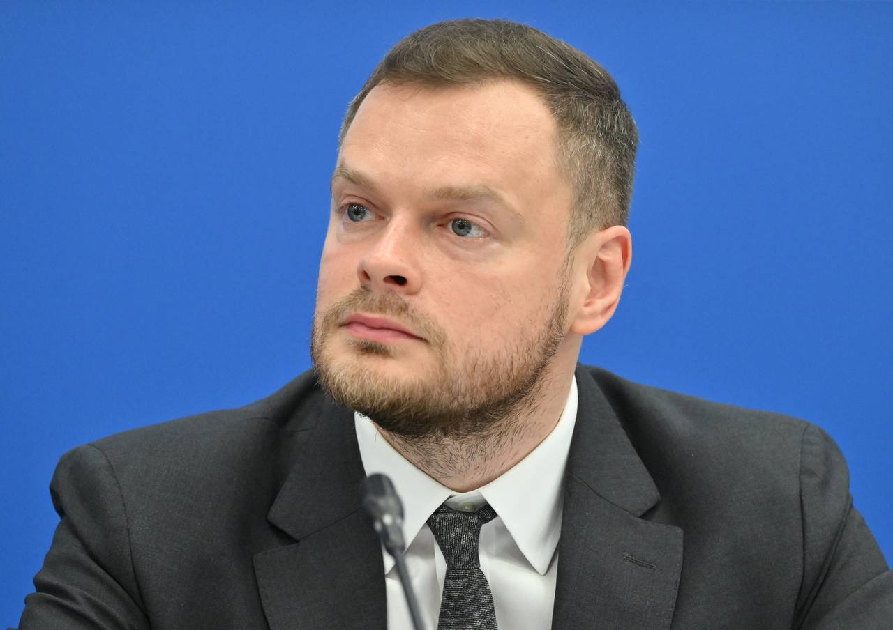 Специалисты Российского экспортного центра посетят Северную Осетию–Аланию с рабочим визитом, чтобы провести профильные мероприятия для развития экспорта в республике. Такая договорённость была достигнута в ходе видеоконференции между вице-президентом РЭЦ Александром Молодцовым и Председателем Правительства РСО–Алания Борисом Джанаевым. Ранее в Москве состоялась рабочая встреча сторон. Экспортная корзина Северной Осетии на 80% состоит из продукции АПК. Основные направления поставок — страны Закавказья и Ближнего Востока. Внешней торговлей занимаются около 180 компаний, ключевые товары — злаки и топливо. Республика демонстрирует высокий экспортный потенциал, и мы будем оказывать всестороннюю поддержку — от консультаций и обучения до содействия в выходе на международные рынки. Особое внимание уделяем обучению: в 2024 году в Школе экспорта РЭЦ прошли подготовку 35 компаний республики. Мы намерены и дальше сопровождать экспортные проекты региона, помогая бизнесу интегрироваться в федеральные и глобальные механизмы поддержки», — Александр Молодцов. «Развитие экспорта — это не только рост экономики, но и новые рабочие места, инвестиции, продвижение бренда Северной Осетии за рубежом. Мы благодарны РЭЦ за поддержку и намерены продолжать сотрудничество», — Борис Джанаев. В 2024 году помощь РЭЦ получили более 350 предприятий республики, а количество оказанных услуг превысило 500. Подробнее о мерах поддержки экспорта — на сайте РЭЦ.