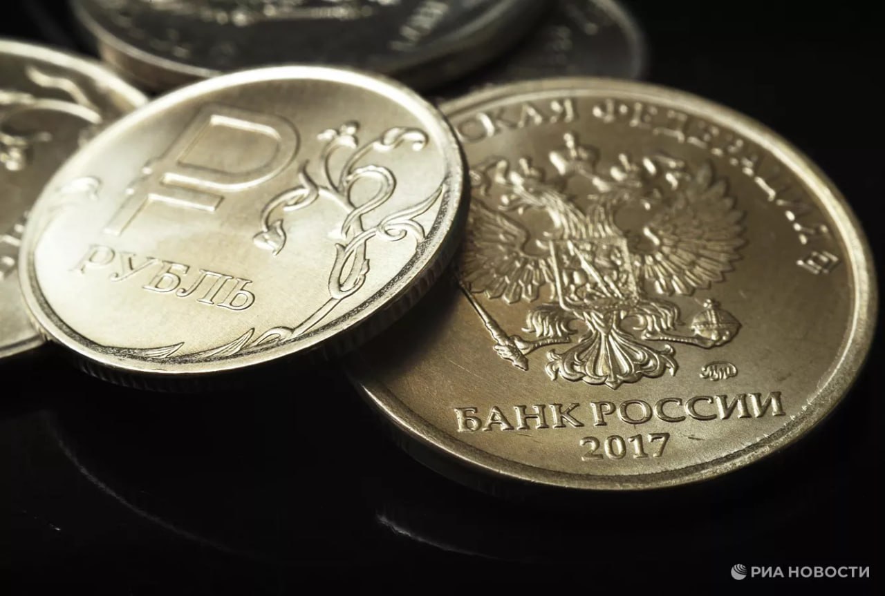 Рубль летом ждет ослабление, а его средний курс за год составит 93-94 рубля за доллар, рассказала в интервью РИА Новости в преддверии ПМЭФ глава "Эксперт РА" Марина Чекурова. Сильное укрепление рубля в первые месяцы года было вызвано сочетанием сверхвысокой ключевой ставки, а также изменением структуры и сроков репатриации валютной выручки.