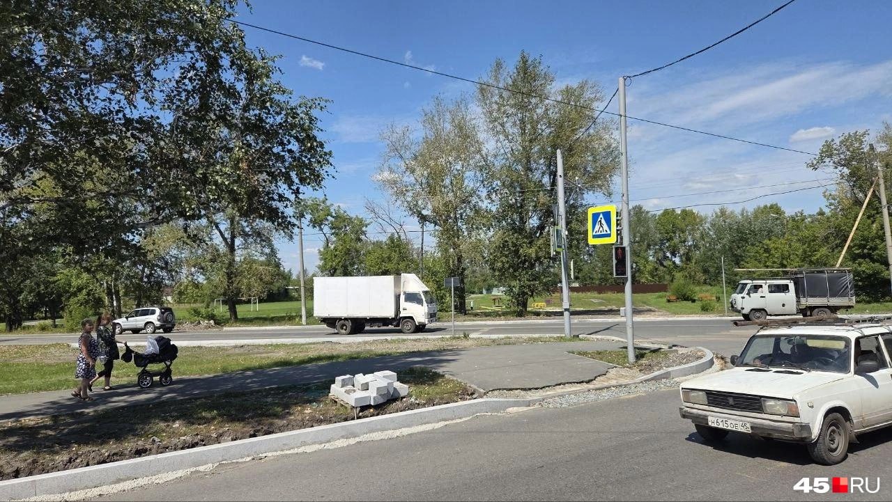 За 92 миллиона ремонтируют гостевой маршрут в Восточном  В Кургане ремонтируют улицу Гагарина от улицы Половинской до дома № 41а  поворот на аэропорт . Эта улица в посёлке Восточном входит в «Гостевой маршрут».   АО «Варгашинское ДРСП» нужно будет обновить асфальтовое покрытие улицы, парковок и съездов, выровнять колодцы и сделать ремонт тротуаров.  Сейчас на Гагарина устанавливают бордюры. Ремонт должен быть завершен к 15 октября.