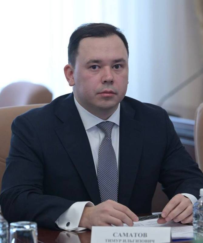 И снова о назначениях В региональном Минпромторге смена руководителя ведомство возглавил Тимур Саматов Его сегодня президиуму краевого правительства представил губернатор Дмитрий Демешин Тимур Ильгизович молодой но уже очень опытный управленец Получил образование в Российском экономическом университете Плеханова кандидат экономических наук Работал в федеральном Минпромторге был заместителем министра промышленности и торговли Республики Татарстан Более того с 2022 до 2024 года Саматов возглавлял аналогичное министерство в ЛНР Первоочередные задачи которые перед новым министром поставил глава региона это возрождение Хабаровского судостроительного завода и создание новых технопарков в крае