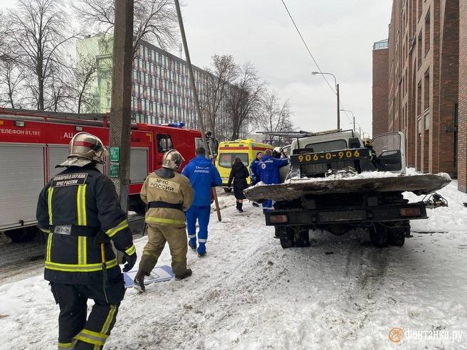 Эвакуатор сбил женщину с ребёнком и врезался в остановку, делится очевидец. На Свердловской набережной образовался небольшая пробка.  Эвакуатор поворачивал и у него отлетело колесо, машина въехала в остановку, рассказывает читатель. По его словам, на тротуаре машина сбила женщину и годовалого ребенка.   Водителя из кабины извлекали сотрудники МЧС. Судя по фото, удар пришёлся как раз на водительскую сторону. И пешеходов, и водителя, по словам Ивана, увезли в больницы на скорых.    читатель «Фонтанки», Яндекс.Карты