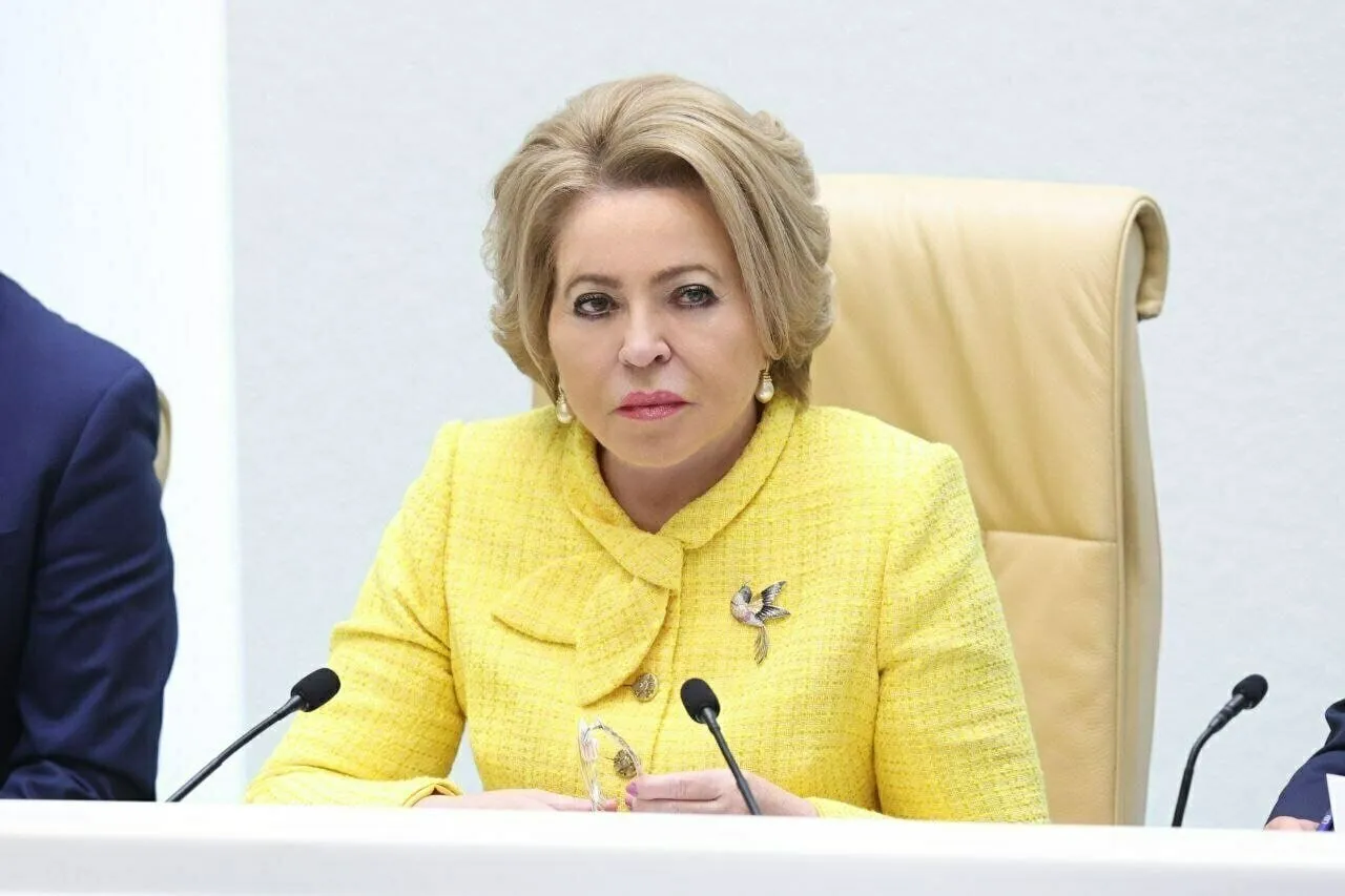 В Калининградскую область прилетела спикер Совфеда Валентина Матвиенко В день 81 й годовщины штурма Кёнигсберга она возложит цветы к памятнику 1 200 гвардейцам воинам 11 й Гвардейской армии павшим при взятии города в апреле 1945 года Затем Валентина Матвиенко встретится с губернатором области Алексеем Беспрозванных В программе спикера Совфеда также значатся открытие нового пешеходного маршрута в центре Калининграда посещение инфраструктурных и историко культурных объектов обсуждение модернизации общественного транспорта Рабочий визит завершится торжественным мероприятием посвящённым Дню героического штурма и взятия Кёнигсберга Фото пресс служба Совфеда