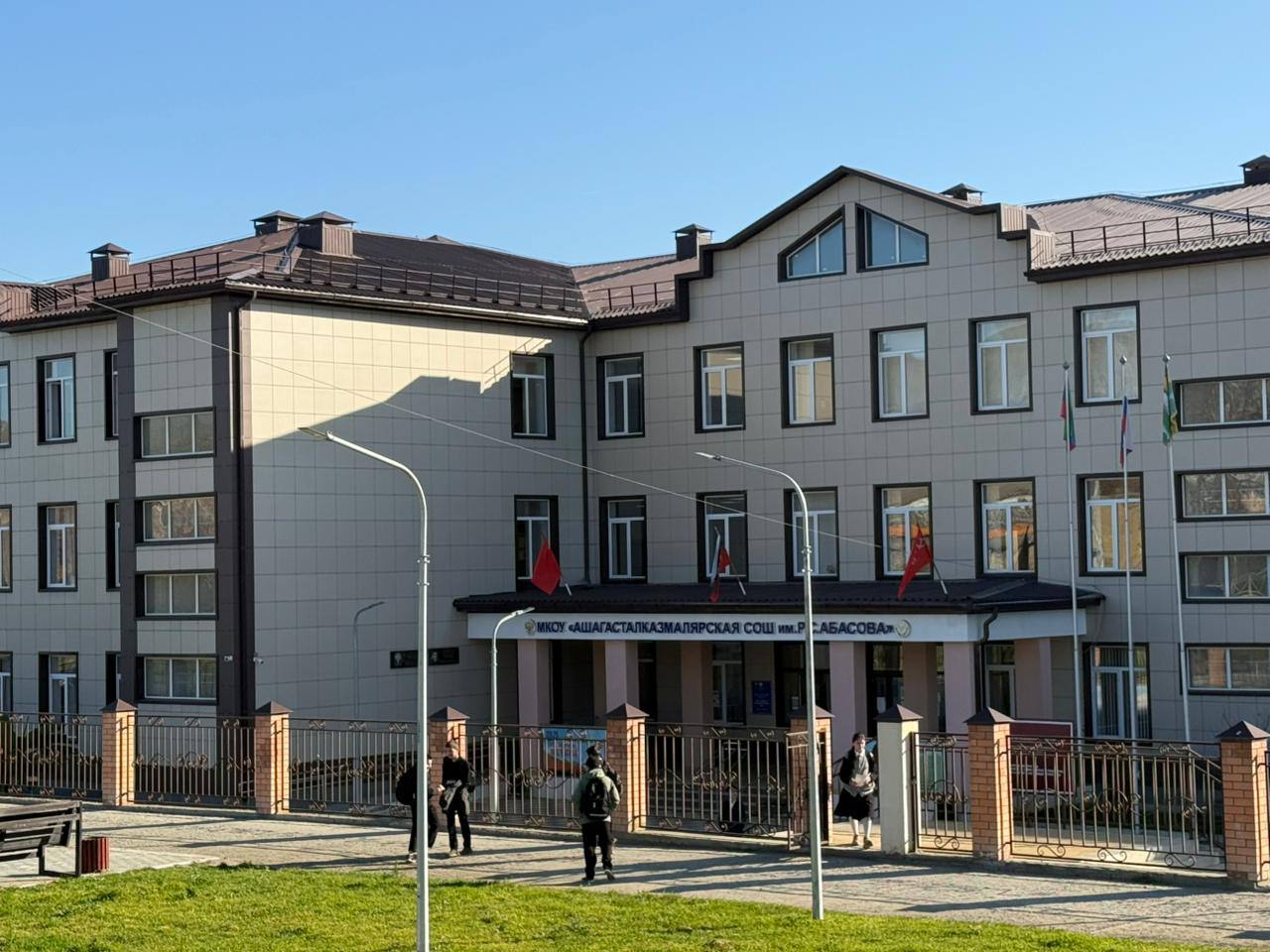 Сулейман Стальская межрайонная прокуратура направила в суд уголовное дело о мошенничестве при строительстве школы Сулейман Стальской межрайонной прокуратурой утверждено обвинительное заключение по уголовному делу в отношении руководителя подрядной организации Он обвиняется по ч 4 ст 159 УК РФ мошенничество По версии следствия в 2020 2022 годах обвиняемый будучи ответственным за производство работ по государственному контракту по строительству школы в с Ашага Стал Казмаляр Сулейман Стальского района умышленно не выполнил в полном объеме предусмотренные локальной сметой виды определенных работ При этом руководитель организации представил заказчику акты о приемке и справки и стоимости выполненных работ в которых указал завышенную стоимость объемов работ на общую сумму более 1 8 млн рублей В результате преступных действий министерству сельского хозяйства и продовольствия Республики Дагестан причинен ущерб на указанную сумму Причиненный ущерб обвиняемый возместил в полном объеме Уголовное дело прокуратурой направлено в Сулейман Стальский районный суд для рассмотрения по существу