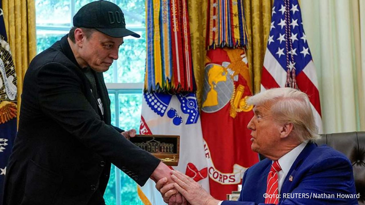 Илон Маск раскритиковал одобрение Сенатом законопроекта Трампа о расходах и налогах, призвав создать новую партию в США.  "Очевидно, что, принимая во внимание безумные расходы по законопроекту ["The Big Beautiful Bill"], который увеличивает потолок госдолга на рекордные пять триллионов долларов, мы живем в однопартийной стране", — написал Маск в соцсети X.  Бизнесмен также отметил, что пришло время для создания партии, которая "действительно заботится о людях".  "Если этот безумный законопроект будет принят, партия "Америка" будет создана на следующий день", — написал Маск.  Ранее на фоне конфликта с Трампом Маск уже предлагал создание новой партии. Бизнесмен разместил на своей странице в X опрос о необходимости создания новой партии. Идею поддержали 80,4% участников, а всего за сутки в голосовании приняли участие более 5,6 млн пользователей соцсети.    Больше новостей тут   Отправить новость