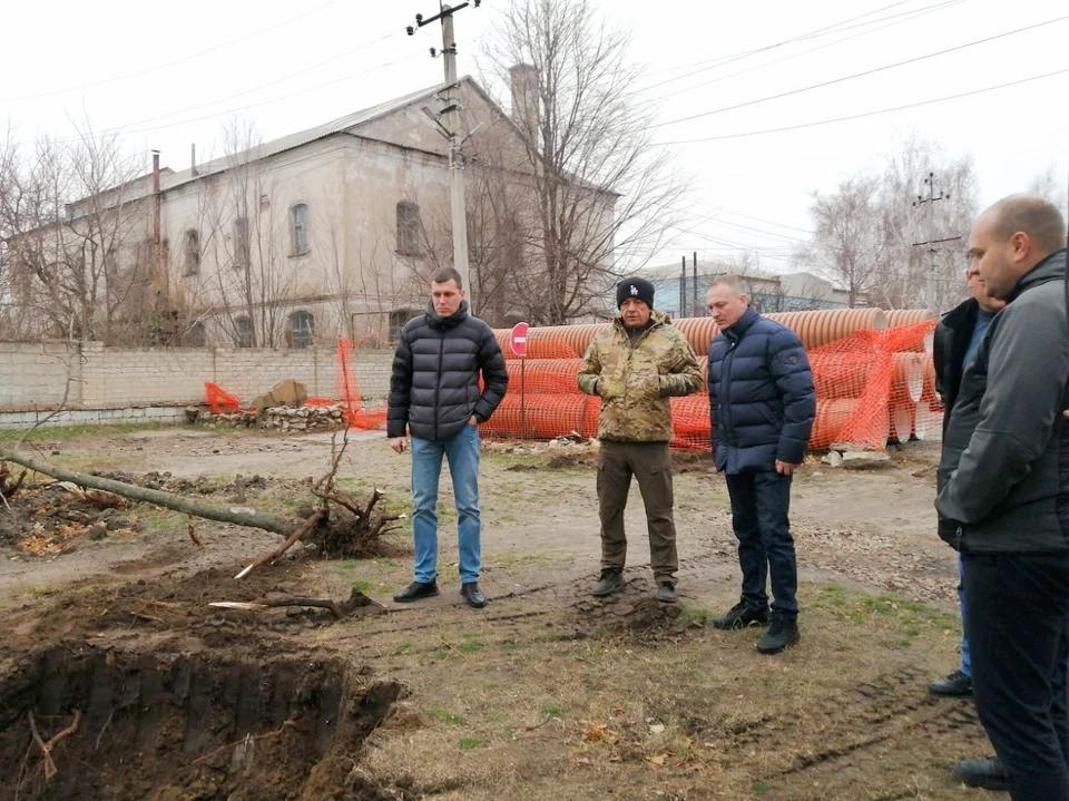 В Старобельске затормозились работы по ремонту канализационного коллектора   ‍  В Старобельске продолжаются ремонтно-восстановительные работы. Их ход проверил замминистра строительства и ЖКХ ЛНР Артем Анисимов.  Чиновник прибыл в город, так как есть риск не успеть выполнить запланированные работы в срок. Этот вопрос обсудили на совещании с местными чиновниками и представителями шефа-региона, которое прошло до выезда на объект. На встрече обговорили причины задержки выполнения работ и возможные варианты урегулирования ситуации.  - В работе у подрядной организации сейчас канализационный коллектор в центральной части города, участок которого пролегает по территории, подлежащей благоустройству. Поэтому здесь крайне важно соблюдать намеченный план, - сказал Артем Анисимов.  Региональный Минстрой взял на контроль ход работ.