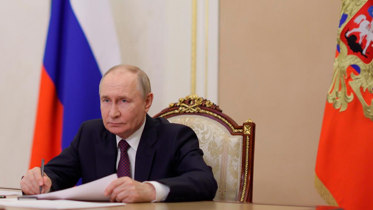 Президент РФ подписал закон, упрощающий правила рыболовства для представителей коренных малочисленных народов Севера Согласно ему, представители коренных малочисленных народов смогут вести традиционное рыболовство без подачи заявлений. Документ опубликован на сайте Кремля. Корме того, закон устанавливает порядок добычи крабов в инвестиционных целях в 2025 году. Фото: kremlin.ru Подпишись — Вести Мурман
