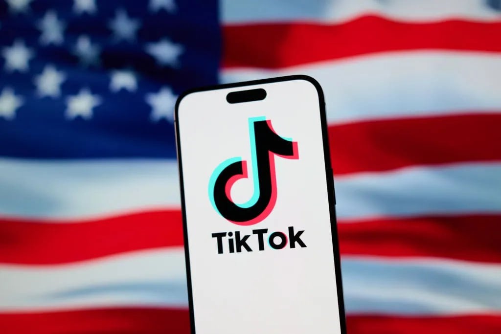 TikTok отключил свой сервис в США!    19 января 2025 года социальная медиа-платформа TikTok приостановила работу в США после решения Верховного суда, который подтвердил общенациональный запрет на использование приложения. В мобильном приложении теперь появляется уведомление о блокировке сервиса, а TikTok и CapCut исчезли из магазинов приложений Apple и Google Play.    В сообщении компании говорится: «Извините, TikTok сейчас недоступен. В США был принят закон, запрещающий TikTok. К сожалению, это означает, что вы пока не можете использовать TikTok». Однако компания оставляет надежду на временность ситуации и отмечает, что избранный президент Дональд Трамп готов работать над решением по восстановлению сервиса.  По данным Netblocks.org, TikTok теперь исключено из списка доступных приложений в США, и страна присоединилась к таким государствам, как Афганистан, Китай и Индия, где платформа также недоступна.     Ранее Верховный суд поддержал законопроект, который может привести к окончательному запрету TikTok в стране. Судьи отклонили протест ByteDance о свободе слова, и закон вступит в силу в ближайшие дни. Если компания не продаст TikTok американской фирме, платформа, которой пользуются миллионы американцев, может исчезнуть навсегда.  Ситуация остается неопределенной, но сотрудники TikTok получили указание работать над тем, чтобы вернуть приложение в США как можно скорее.    Российские пользователи также пострадали от этой блокировки, так как многие использовали моды для обхода ограничений через США, но теперь этот вариант больше не доступен.