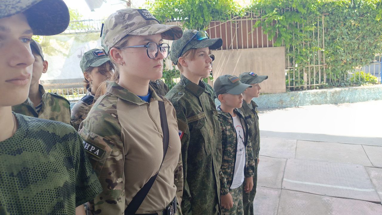 Сотрудниками Полевого отдела, Зонального западного центра и отдела противодействия экстремизму и терроризму Государственного бюджетного образовательного учреждения дополнительного образования Республики Крым "Региональный центр по подготовке к военной службы и военно-патриотическому воспитанию" В рамках реализации государственного задания в период с 23.06 по 30.06.2025 были организованы и проведены сборы допризывной молодёжи Республики Крым. в Программу сборов входили такие дисциплины как: основы огневой и тактической подготовки, БПЛА, горно-туристическая подготовка, трехмерный лазерный бой и духовно нравственное воспитание. Мальчишки и девчонки со всего "Нашего Крыма" прибыли для прохождения программы сборов в Бахчисарайский район. В первый день сборов сотрудниками Центра был организован отбор участников по направлениям деятельности, сформированы учебные подразделения и организовано слаживание, выдана форма и снаряжение, доведены расписание занятий.