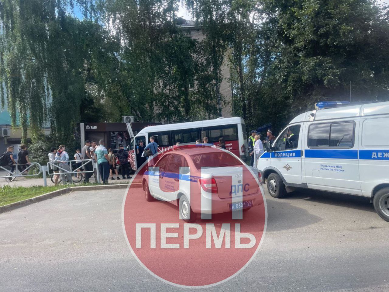 В закамске автобус т7 врезался в ларек Маршала Рыбалко/Сысольская    По предварительной информации, водитель автобуса пытался избежать столкновения с другим транспортным средством, в результате чего не справился с управлением и допустил столкновение с торговым павильоном.   Причины и обстоятельства произошедшего устанавливаются сотрудниками правоохранительных органов.   ЧП Пермь    Прислать новость