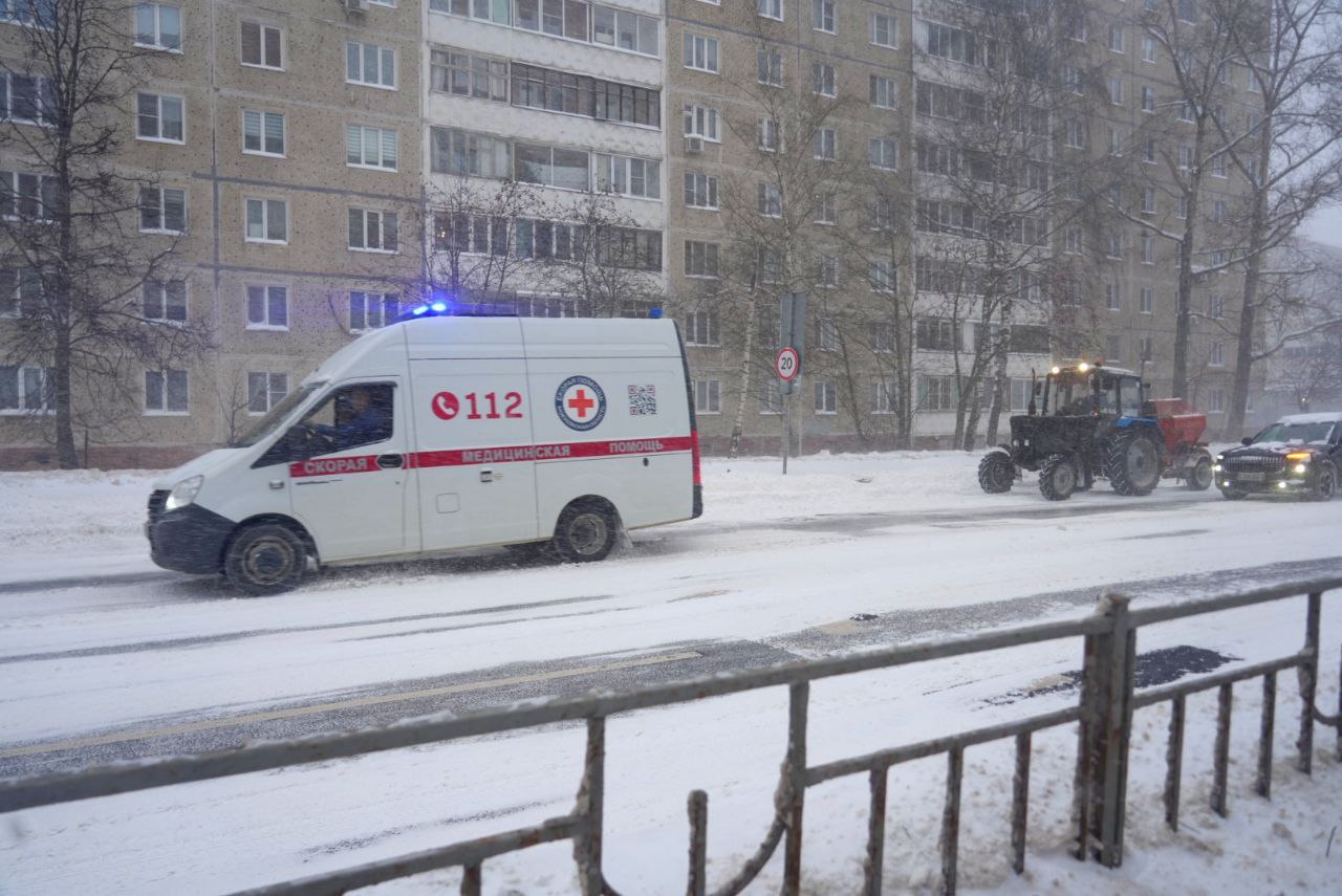 В Сергиевом Посаде на железнодорожном вокзале проходящим поездом сбит 83 летний мужчина Пострадавший доставлен в больницу с травмами различной степени тяжести При чрезвычайных ситуациях звонить 112