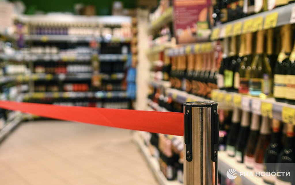 Почти 90 алкомаркетов закрылись или переформатировались в Вологодской области сообщил губернатор Филимонов В регионе работало 610 алкомаркетов На сегодняшний день 543 магазина закрылись прекратили продажу алкоголя или сменили формат Он также отметил что из 125 наливаек 75 закрылись или превратились в кафе В Вологодской области с 1 марта действует ограничивающий продажу алкоголя закон Например в рознице по будням купить его можно только с 12 00 до 14 00 Подписаться на РИА Новости