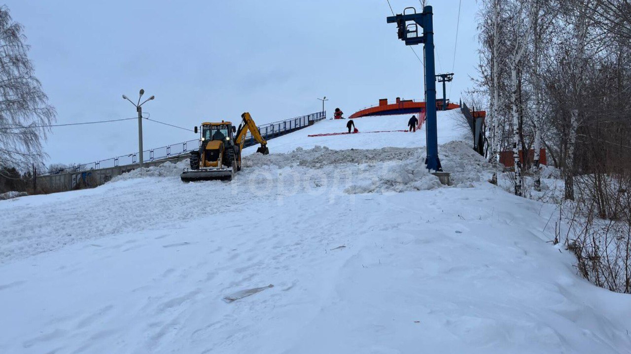 В Омске открылся горнолыжный комплекс, который простоял без использования целых 10 лет.  В Советском парке на улице Андрианова завершилось строительство спортивно-развлекательного комплекса «Сапфир». Как сообщили представители организации, комплекс начнет работать 14 декабря. Для жителей Омска подготовлены тюбинговая трасса, лыжные и сноубордические маршруты, а также канатная дорога.  На трех этажах комплекса разместились фуд-корты, сауны, бильярд и ресторан, а на четвертом этаже находятся раздевалки и выход к горнолыжной трассе. В планах также открытие летнего открытого бассейна и создание площадки для занятий сноубордингом рядом со спортивным комплексом.  Здание оставалось заброшенным с 2013 года.  Подписаться \ Прислать новость