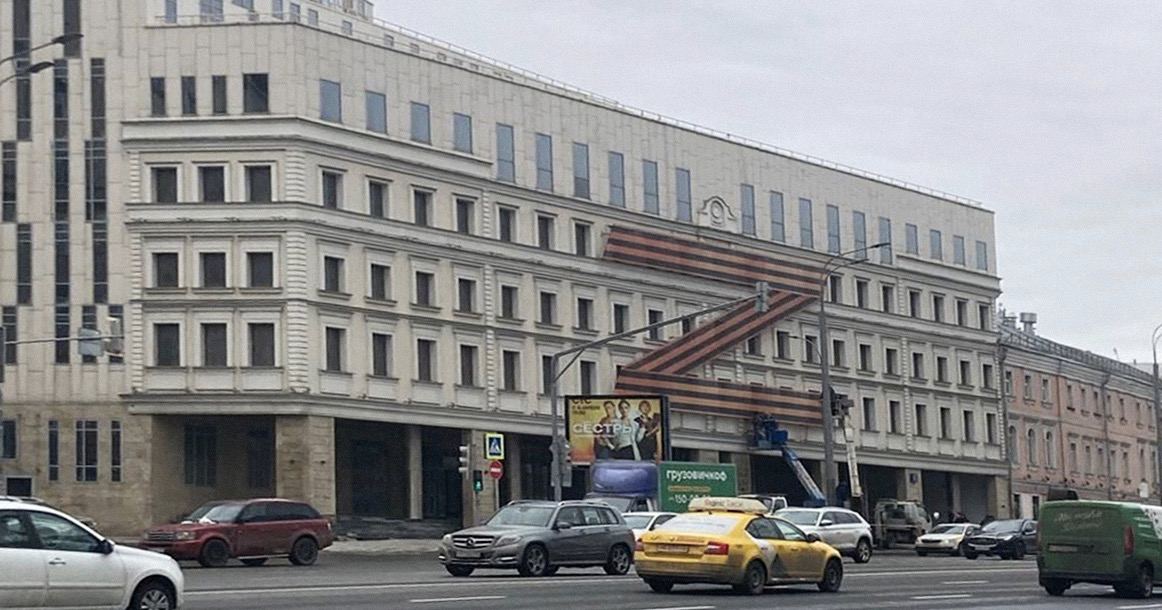 Путин поручил открыть в Москве новый «патриотический» театр. Потому что старых — оккупированных Zвастиками — ему мало на фото: столичная Табакерка под руководством Машкова . Центр «патриотической драматургии» должен появиться до 30 ноября. Кто его возглавит, пока неизвестно. С началом войны Путин уничтожил последние ростки свободы в театре, уволив прежнюю дирекцию «Золотой маски» за антивоенную позицию — теперь престижной премией управляет активный Z-патриот Владимир Машков. Также за якобы «оправдание терроризма» сидит шестилетний срок режиссёрка Женя Беркович — власти начали кошмарить её формально из-за спектакля «Финист ясный сокол», а реально ещё и за антивоенные стихи.
