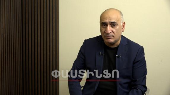 «То, что Никол Пашинян 10 июля встретился с Алиевым, ничего не значит. Встречаться они могут хоть в Абу-Даби, хоть на Марсе»,- заявил в эфире «ФактИнфо» политический и государственный деятель Владимир Погосян. «Надо понимать, что Никол Пашинян реализует 9-й пункт договора от 9 ноября 2020 года: разблокировка всех транспортных коммуникаций. Поскольку Армения не отозвала свою подпись с этого документа, следовательно, все пункты остаются действительными и обязательными к выполнению. Эрдоган не раз заявлял о своих намерениях в отношении юга Армении. На днях он вновь заговорил об этом, употребив слово «коридор». Армянский МИД, в свою очередь, снова взбунтовался, дескать, «что за коридор, мы так не договаривались». Но послушайте, все переговорщики команды Никола Пашиняна ничего не представляют собой для Турции. Я это знаю достоверно»,- продолжает собеседник агентства. По его словам, Турция и Азербайджан никогда не согласятся, чтобы коридор был под контролем Армении. «Агрессия против юга Армении неизбежна»,- считает он. «Власти Армении управляют народом через стресс. То есть управление через дезориентацию, разломы, стресс и заблуждения. Пашинян искусственно уводит народ в другое направление, отдаляя от основных вопросов. Так властям намного проще осуществлять свою деятельность»,- заявил Владимир Погосян.