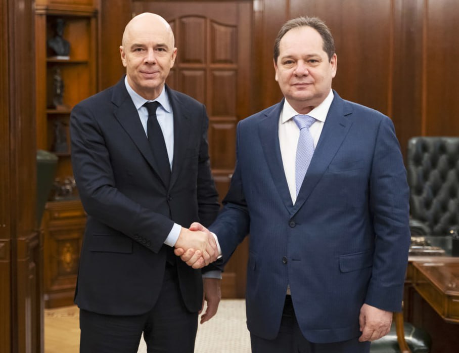 Антон Силуанов провел рабочую встречу с главой Республики Коми Ростиславом Гольдштейном Министр финансов РФ Антон Силуанов и глава Республики Коми Ростислав Гольдштейн обсудили вопросы сбалансированности регионального бюджета в условиях меняющейся конъюнктуры основных добывающих производств Отдельной темой встречи стали вопросы исполнения бюджета региона в первую очередь финансовое обеспечение приоритетных социально значимых расходов Обсуждались также вопросы финансирования строительства объектов образования и здравоохранения ремонта автомобильных дорог   Минфин России в MAX регионы