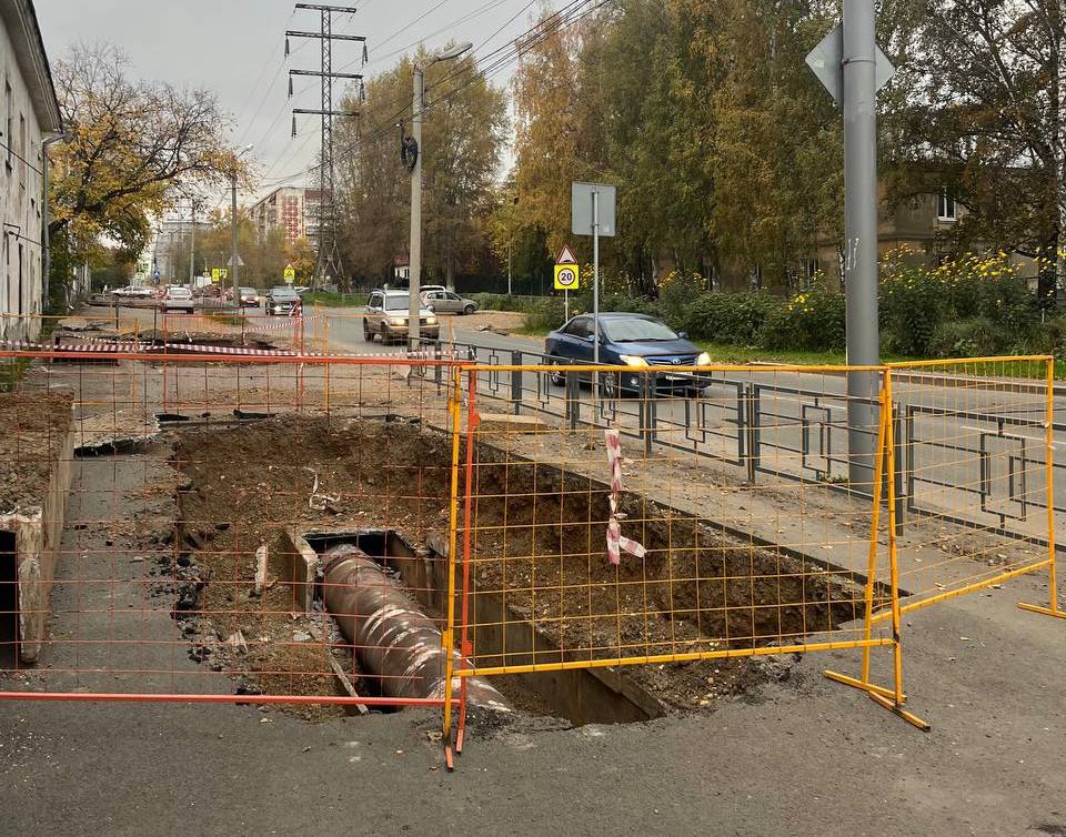 В Томске заменили лишь полпроцента теплосетей за год В 2025 году специалисты Тепловых сетей обновили около двух километров трубопроводов в двухтрубном исполнении это всего лишь 0 5 от общей протяженности сетей Об этом сообщил заместитель технического директора компании Борис Горяйнов на заседании комитета городского хозяйства думы Томска В этом году в рамках капитального ремонта мы заменили 1 261 метр трубопровода Это конечно капля в море Компания обслуживает 146 километров собственных сетей и 452 километра арендованных находящихся в муниципальной собственности отметил Горяйнов По словам представителя компании в 2025 году на ремонт тепловых сетей направлено 635 миллионов рублей из которых 175 миллионов выделено на восстановление благоустройства после коммунальных раскопок Износ теплосетей Томска по данным ТомскРТС в настоящее время достиг почти 80 Доля сетей старше 25 лет ежегодно увеличивается на 3 5 8 Начальник департамента городского хозяйства администрации Томска Дмитрий Путров сообщил что для поддержания стабильного состояния сетей ежегодно необходимо перекладывать около 30 километров трубопроводов однако фактически эти объемы в три раза меньше всего лишь порядка 10 километров Основные работы в 2025 году проходили на улицах Кулагина Савиных Гоголя Усова и Советской Всего компания планировала направить 1 2 миллиарда рублей на строительство реконструкцию и ремонт объектов теплоснабжения в этом году Почему в итоге потратила в два раза меньше представитель теплосетей не сообщил Фото Город не бесит