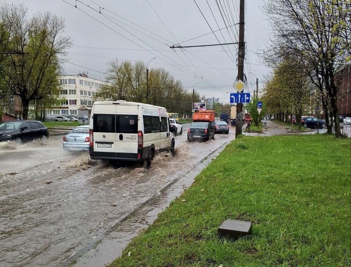 В Иванове жители массово жалуются на затопленные после обильных осадков улицы После практически не прекращающихся дождей во вторник, 13 мая Иваново затопило. Последствия их жители обсуждают в соцсетях. ↗ Прислать новость Подписаться