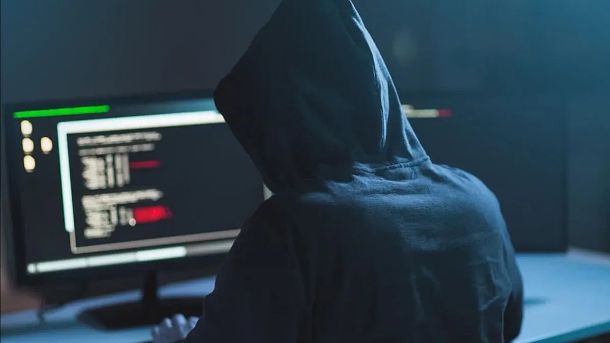 Хакеры уничтожили треть архива судебных дел ГАС «Правосудие» Хакеры удалили 89 232 691 судебный акт, хранившийся в базе данных. Это 33,6% от общего числа дел, которые обрабатывались в системе на 1 июля 2024 года. Напомним, 7 октября 2024 года, в день рождения Владимира Путина, система ГАС «Правосудие», через которую ведётся сбор и публикация судебных решений по всей России, подверглась кибератаке. На отчёт судебной палаты обратил внимание Telegram-канал «Если быть точным». До атаки база данных показывала решения всех судов, собранные в одном месте. Теперь возможность централизованного поиска утрачена. Все данные и их резервные копии хранились во взломанной и удалённой системе, дублирования не было. Каждый год на развитие системы выделялось по 4–5 миллиардов рублей. Несмотря на это, архив оказался уязвимым для кибератаки. Подробнее — на сайте Лениздата Фото: shutterstock.com