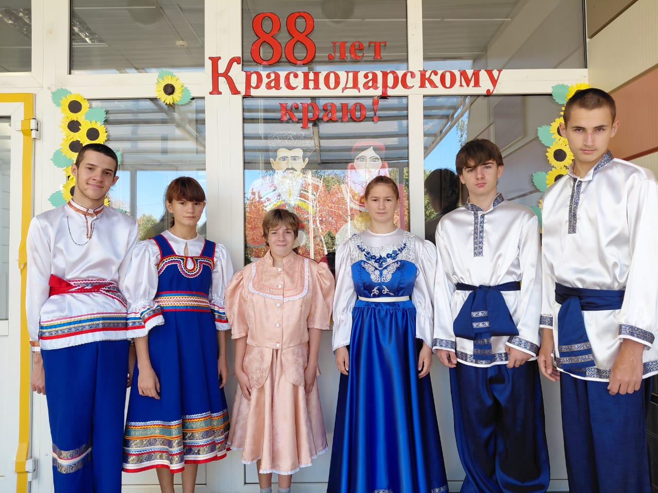 Тебе наш солнечный край В рамках празднования 88 летия со дня образования Краснодарского края в ГКУ СО КК Гулькевичский многопрофильный реабилитационный центр подготовили и провели для детей познавательное мероприятие Нет милее и краше Кубани нашей Воспитатели рассказали об истории образования края его главных символах народах традициях и обычаях красоте природы и богатстве души кубанцев Ребята не только слушали но и посмотрели фотографии Кубани в видеопрезентации Любуясь красотой родного края В конце мероприятия с ребятами состоялась увлекательная беседа и викторина для закрепления материала Дети погрузились в историю региона и лучше поняли значение памятной даты Такие мероприятия помогают сохранить культурное наследие и передать знания следующим поколениям Ребята пообещали приумножать богатство и традиции родного края трудиться на его благо Пусть наш любимый край продолжает радовать нас своей красотой и возможностями для развития