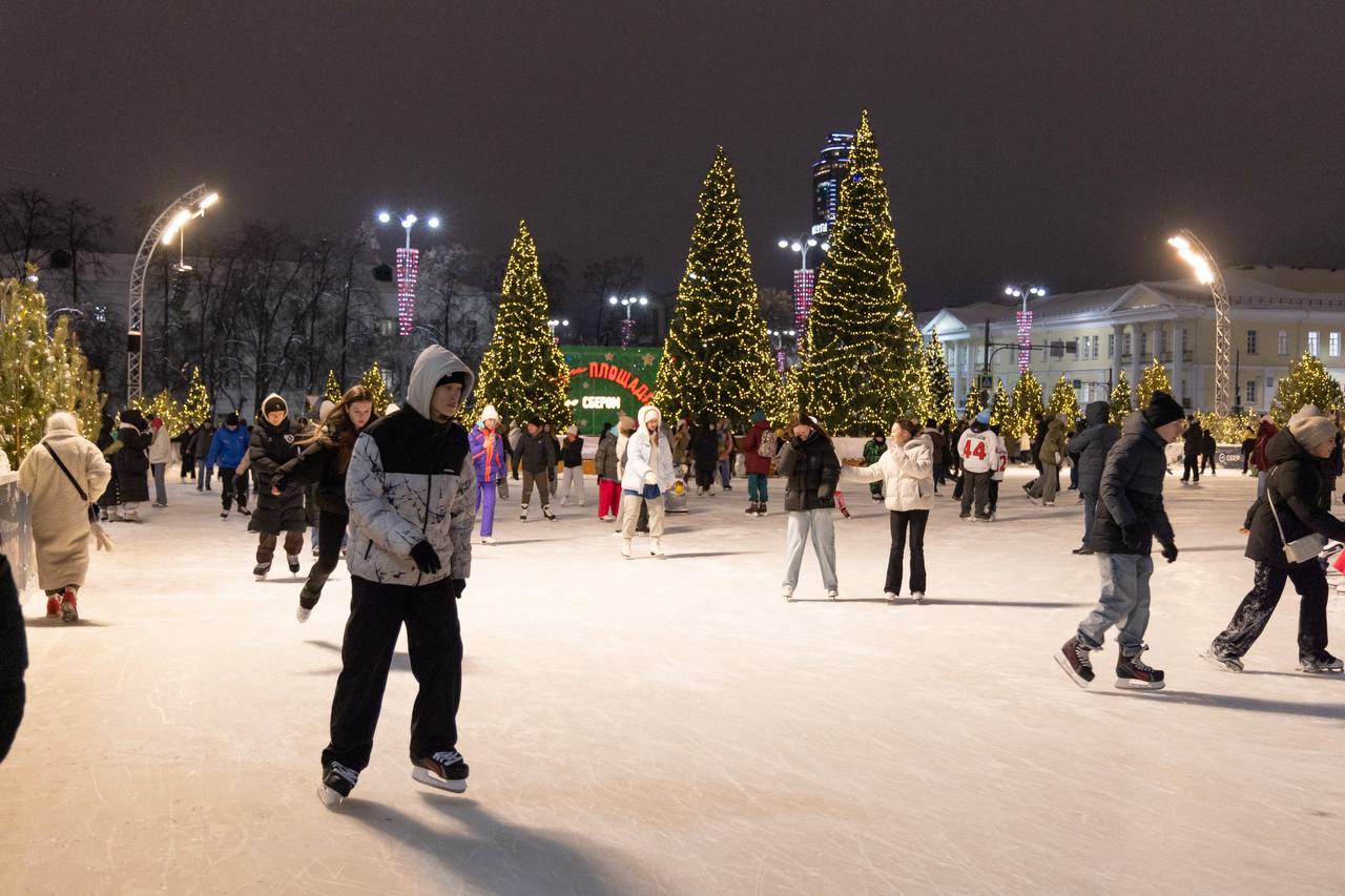 Из за мороза в Екатеринбурге закрыт каток на Площади 1905 года Он не будет работать 24 и 25 декабря Также сегодня закрыты аттракционы и высокая горка в парке Маяковского ekat01