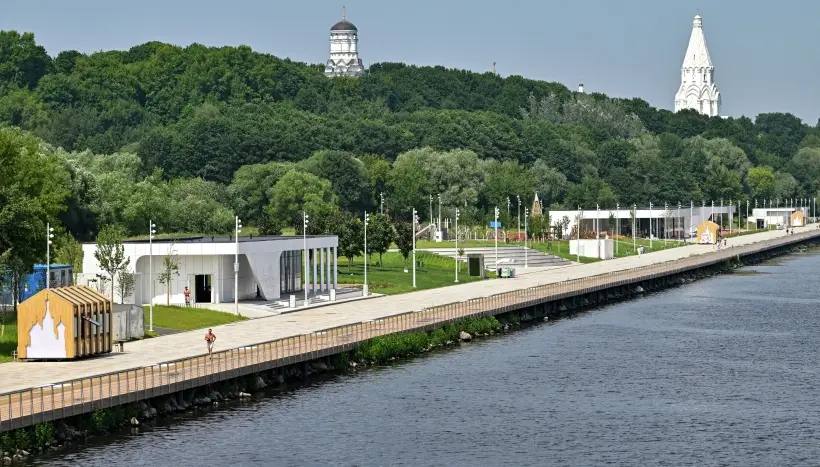 Новая пешеходная набережная открылась в Москве — в музее-заповеднике «Коломенское» «Поздравляю вас с открытием уникальной набережной — одной из, наверное, самых протяженных пешеходных набережных — 3,5 км. Это больше чем Пушкинская, Воробьевская набережная. Центр жизни переместился сюда, в «Коломенское». Первоклассная, хорошо обустроенная, с множеством спортивных площадок, свадебным садом, рестораном, кафе», — рассказал Сергей Собянин. Мэр добавил, что зимой вдоль набережной планируется заливать один из самых протяженных катков с искусственным льдом — около 2 км в одну и другую сторону.