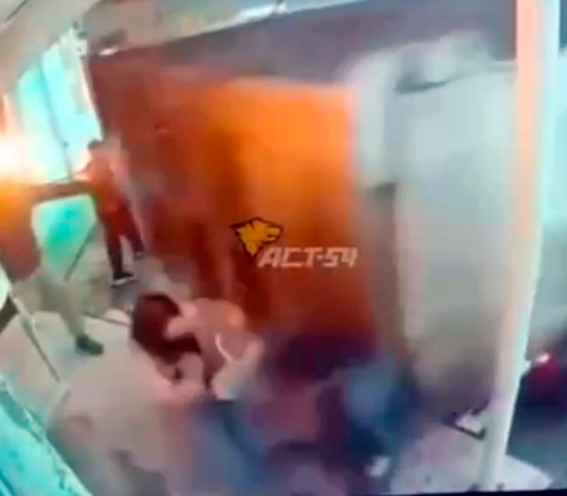 Дело о покушении на убийство завели после наезда самосвала на людей в Новосибирске  После наезда самосвала Howo  на толпу людей в Кировском районе Новосибирска возбуждено дело о покушении на убийство двух и более лиц  ч. 3 ст. 30, пункт «а» ч. 2 ст. 105 УК , сообщило региональное управление Следственного комитета.  По версии следствия, водитель умышленно направил машину на людей, стоявших около кафе «У дороги» на улице Петухова.  «Медицинская помощь пострадавшим была оказана на месте происшествия, госпитализации не потребовалась», — уточнили в ведомстве.  Мотив водителя устанавливается, добавили в прокуратуре. Ранее сообщалось, что он мог мстить за избиение его знакомого.  Подписаться  Прислать новость  Помочь бустами
