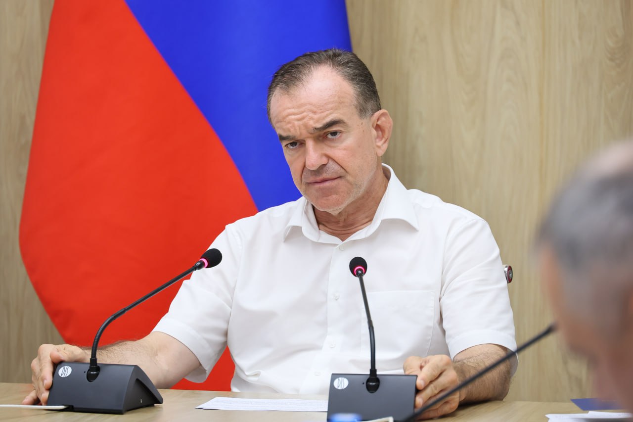 Вениамин Кондратьев поручил завершить озеленение благоустроенных в 2025 году территорий до 1 ноября Губернатор Кубани обсудил реализацию регионального проекта Формирование комфортной городской среды нацпроекта Инфраструктура для жизни со своими заместителями министрами и главами муниципалитетов Благодаря решению Президента России о реализации национальных проектов Краснодарский край получил уникальную возможность поменять к лучшему облик наших городов и станиц побережья создать комфортную инфраструктуру для жизни И важно максимально ее использовать Мы договаривались все основные работы по благоустройству зеленых зон в текущем году сделать до 1 сентября Главы районов и профильные ведомства должны понимать как сейчас обстоит ситуация и где на местах необходимо ускориться При этом завершить озеленение нужно до 1 ноября Жители очень ждут обновленные парки и скверы и мы обязаны уложиться в сроки подчеркнул Вениамин Кондратьев Читайте нас в МАХ