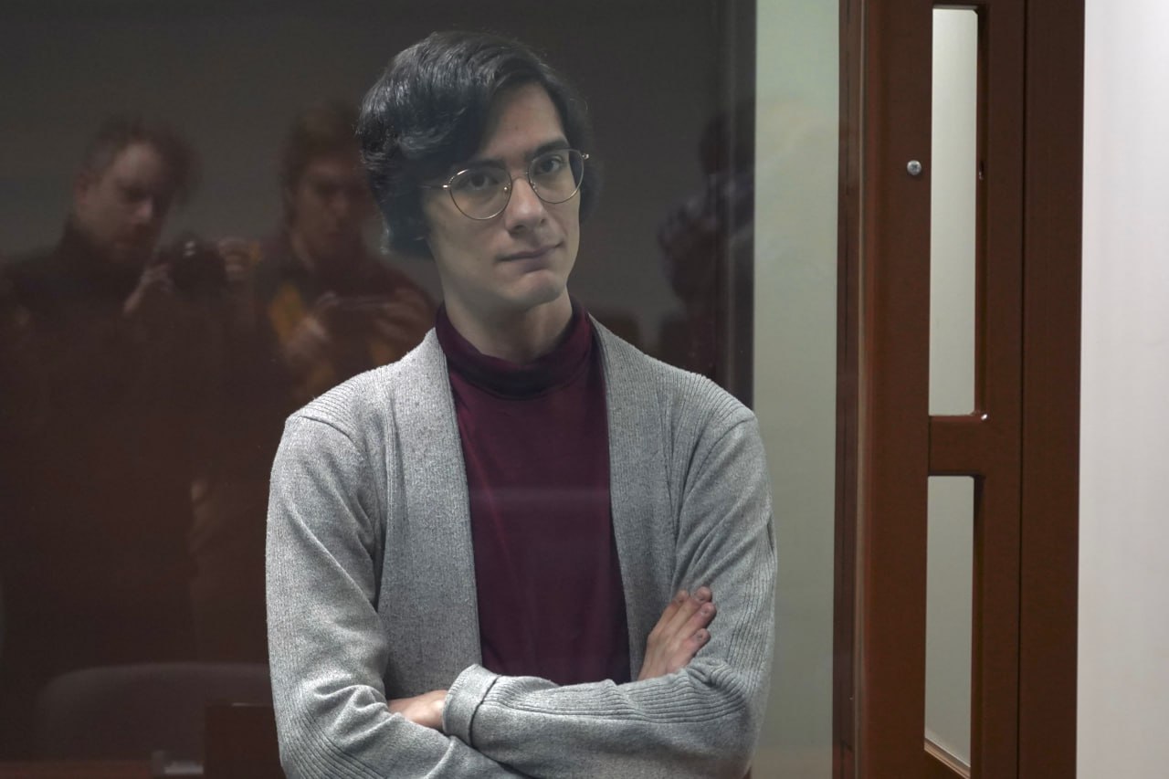 За убийство активиста Иоффе трансперсоне Синько назначили 10 лет и 1 месяц колонии Приговор в отношении знакомой Виталия Иоффе 22 летней квир активистки Александры Синько озвучил Горсуд Петербурга передал корреспондент Бумаги Детали Синько признали виновной по статьям об убийстве ст 105 УК РФ и краже ст 158 УК РФ Ее дело слушали в закрытом режиме Суд назначил ей 10 лет и 1 месяц колонии строгого режима Контекст 53 летний Иоффе был известен в основном одиночными пикетами на улицах Петербурга Его убили ножом в ночь на 17 сентября 2024 года в квартире на проспекте Науки Трансгендерный человек и активистка Синько вскоре призналась в этом убийстве Суд установил что в ходе конфликта Синько нанесла своей жертве не менее 131 удара ножом Позже она похитила личные вещи Иоффе на сумму не менее 5 тысяч рублей Фото Бумага Подписывайтесь на Бумагу и предлагайте новости