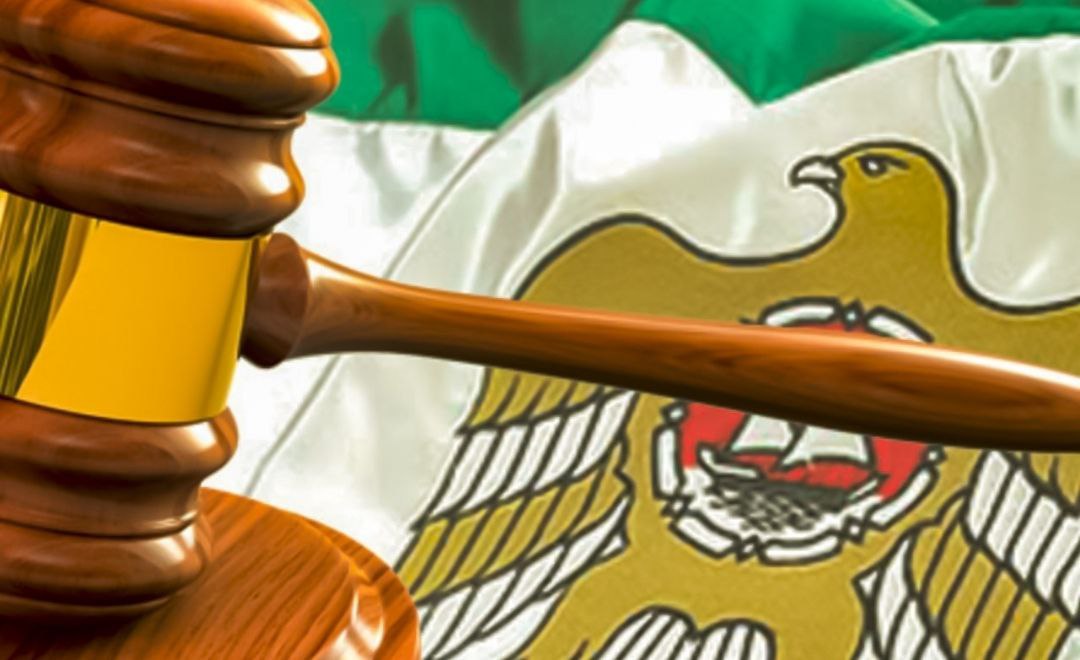 В ОАЭ опять показали России как надо В Дубае восьмерых узбеков приговорили к пожизненному заключению за массовую драку на АЗС Еще одному дали 25 лет Битва случилась в апреле прошлого года Дрались между собой 15 гастеров плюс несколько богатеньких ребят из Ташкента Несколько человек попали в больницы двое в морг Все пойманные получили приличные сроки самые буйные пожизненное Апелляции будут идти еще несколько лет но в целом настрой арабской Фемиды виден хорошо Драчунам еще повезло что в бойне не пострадали коренные граждане ОАЭ ОАЭ после драки пригрозили Ташкенту коррекцией визового режима и завернули на границе большую группу узбеков просто для демонстрации серьезности намерений И вы знаете политмческие или финансовые отношения Эмиратов с Узбекистаном совершенно не ухудшились Зато мигранты и приезжие крутышки знают свое место и очень стараются уважать закон а также культурные особенности страны куда им посчастливилось попасть Вот бы и в РФ хотя бы не ограничивались условными сроками а то и штрафами для агрессивных дикарей не квалифицировали ножевой теракт как самооборону от фака а умышленное убийство гражданина страны группой лиц как причинение смерти лысому по неосторожности