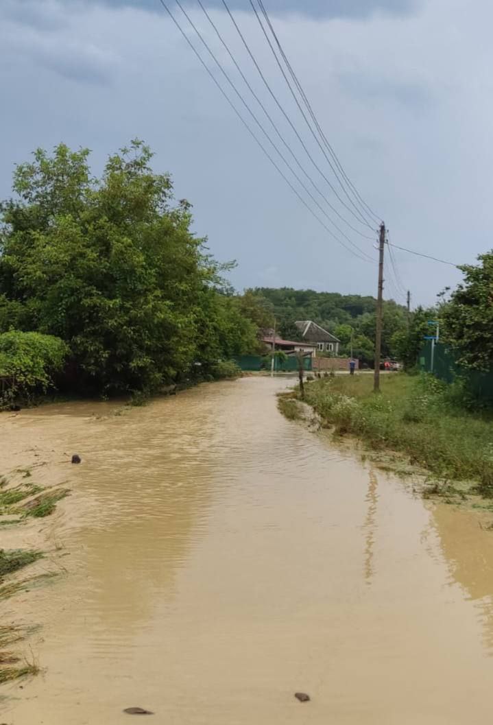 Резко поднялась вода в реке Чепси в селе Фанагорийском   Виной всему смерч, пришедший со стороны моря, считают специалисты ГО и ЧС.   "Работает система оповещения в населенных пунктах округа. Поступает информация о подтоплении придомовых территорий. Наши спасатели уже на месте оказывают помощь местным жителям," — сообщил глава Горячего Ключа Сергей Белопольский.   Затопило первый брод на пути в урочище Подвисло. Там находилась неорганизованная группа туристов в составе 15 – 20 человек. За ними отправились спасатели, сообщают, что угрозы жизни и здоровью палаточников нет.  На данный момент вода начала падать. В Фанагорийском создан оперштаб для оказания помощи жителям.     Сергей Белопольский