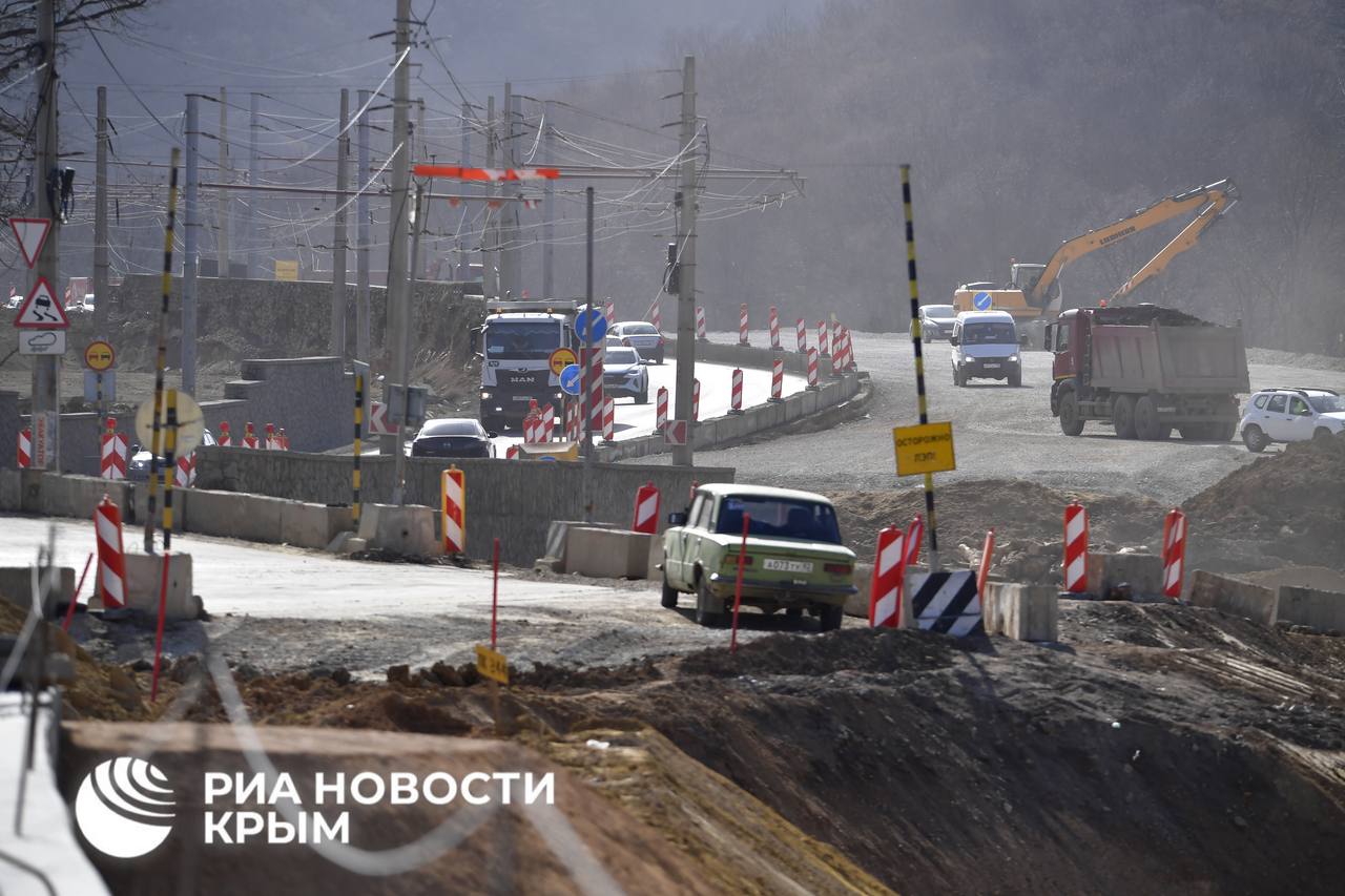 Второй этап строительства юго-восточного обхода Симферополя готов на 75%.  Участок трассы протяженностью 9,4 километра пролегает через село Заречное до выезда из Перевального.   Работы планируют завершить осенью. В результате появится четырехполосная дорога протяженностью 25,2 километра, рассказали в акционерном обществе "Высококачественные автомобильные дороги".  Из-за особенностей горного рельефа дорожники применяют опыт и нестандартные инженерные решения, накопленные во время строительства трассы "Таврида".  Проблемных вопросов и рисков по строительству объекта нет. Все работы идут по графику, сказал главный специалист проектной группы 1 отдела организации строительства Департамента реализации мероприятий госпрограммы РФ "Социально-экономическое развитие Крыма и Севастополя" Сергей Муратов.  "На строительстве задействовано порядка 220 человек и 86 единиц техники", – отметил он.