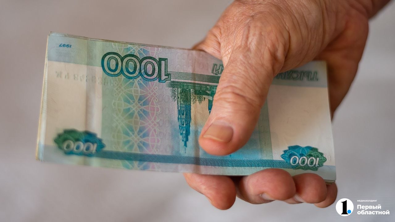 Предлагаемые зарплаты в Челябинской области за год выросли на 12% Сумма прибавила 7041 рубль и достигла в среднем 63 388 рублей. При этом рост зарплат продолжается: с января по июнь 2025 года они увеличились на 5% или 3220 рублей, сообщили нам аналитики hh ru. Наиболее высокооплачиваемыми сейчас являются кадры из сфер «Высший и средний менеджмент» 127 954 рубля , «Сельское хозяйство» 104 270 рублей , «Добыча сырья» 100 079 рублей , «Автомобильный бизнес» 100 тысяч рублей . Наименьшие зарплаты в сферах «Розничная торговля» 49 049 рублей и «Наука, образование» 46 225 рублей .