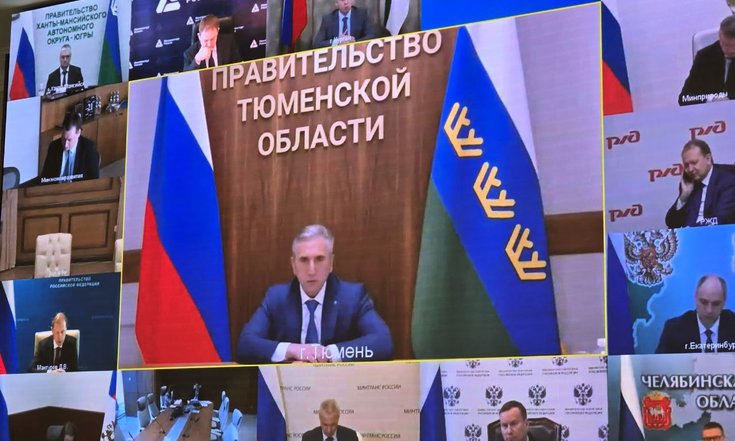 Мантуров обсудил с уральскими губернаторами реализацию курируемых проектов  Правительством России продолжается развитие института кураторства членов кабмина над проектами, реализуемыми в федеральных округах.   По данным пресс-службы правительства, в УрФО под кураторством первого вице-премьера Дениса Мантурова реализуется 19 проектов. Ещё 7 уже завершены. Благодаря этому в экономику субъектов Урала удалось привлечь более полутриллиона рублей и создать 42 тысячи рабочих мест.  Накануне первый вице-премьер обсудил ход реализации проектов с главами уральских регионов и полпредом президента в УрФО Артёмом Жогой. Участие в совещании приняли 4 губернатора, в том числе и глава Южного Урала Алексей Текслер.  Как сообщает пресс-служба полномочного представителя президента в Уральском федеральном округе, главы субъектов доложили Мантурову о ходе реализации проектов, а также обозначили возможные риски и пути их решения.