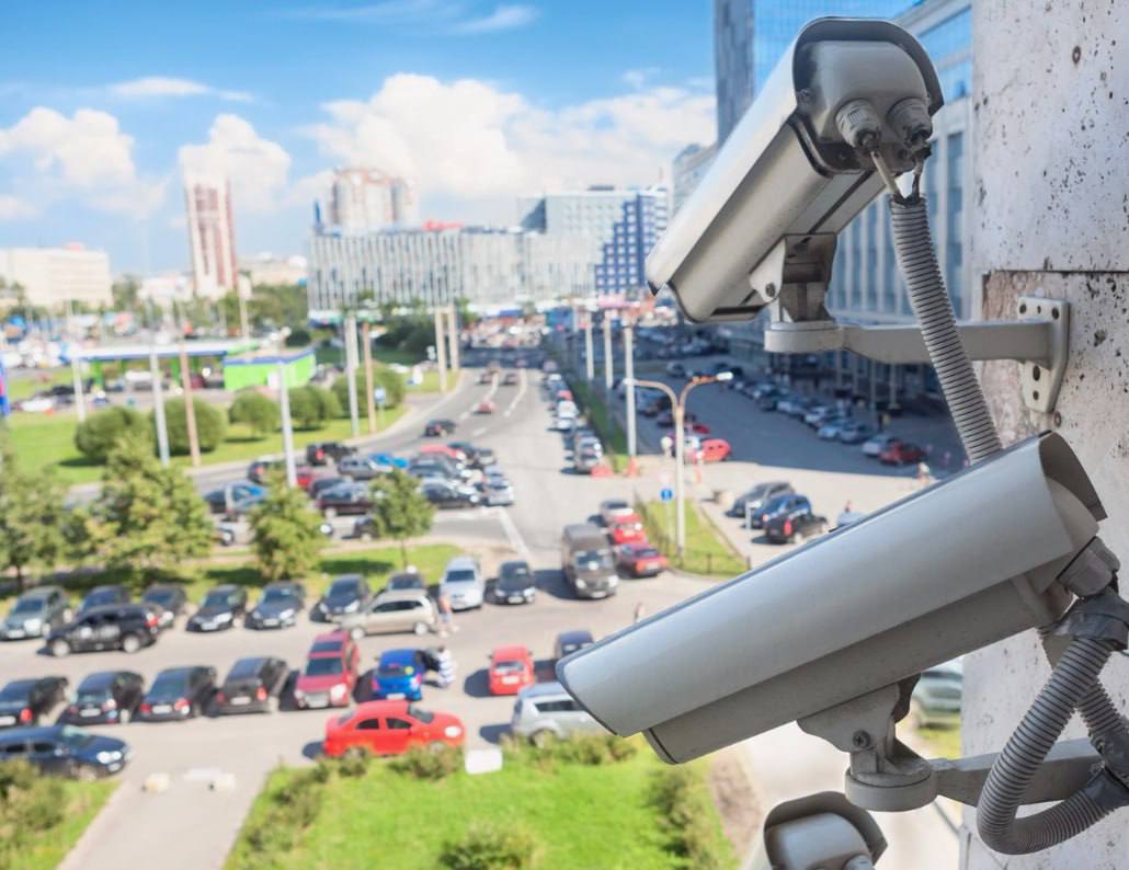 В Подмосковье искусственный интеллект научился выявлять автомобили, припаркованные на газонах Более 250 видеокамер системы «Безопасный регион» ежедневно делают снимки дворов, а ИИ анализирует их и отправляет данные о нарушениях для проверки. В случае подтверждения факта парковки в зеленых зонах владельцам автомобилей выписываются штрафы. Подпишись: