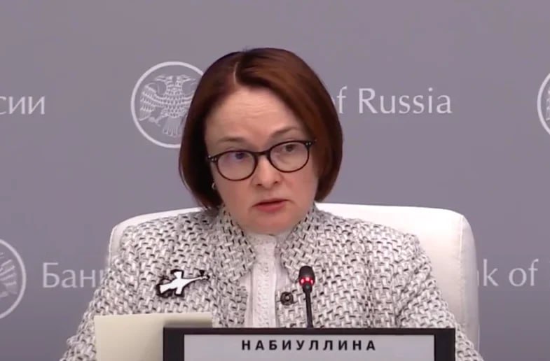 Эльвира Набиуллина остается главой ЦБ до 2027 года. Reuters ссылаясь на два источника в правительстве России сообщает что Набиуллина пользуется личной поддержкой Владимира Путина и ее положение прочное несмотря на критику. Но некоторые инсайдеры уже говорят о «проблеме 2027 года», подразумевая под этим задачу по замене не только Набиуллиной, но и членов её команды, которые могут соблазниться более прибыльной работой в другом месте.
