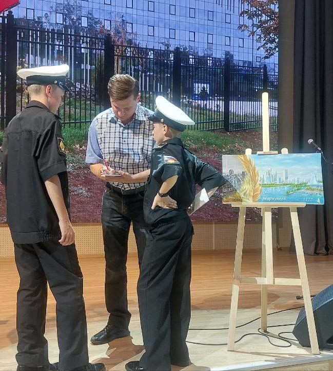 На днях в филиале Нахимовского военно-морского училища в городе Мариуполе прошла творческая встреча с известными местными художниками, членами Профессионального Союза Художников России. Мероприятие было организовано местной первичной организацией союза. Воспитанники училища с интересом погрузились в мир живописи, а художники смогли поделиться с ними значением и ценностью искусства. В завершение встречи творцы раздавали автографы и пожелали молодым курсантам успешной учебы, чтобы они стали образованными и культурными офицерами Военно-Морского Флота.