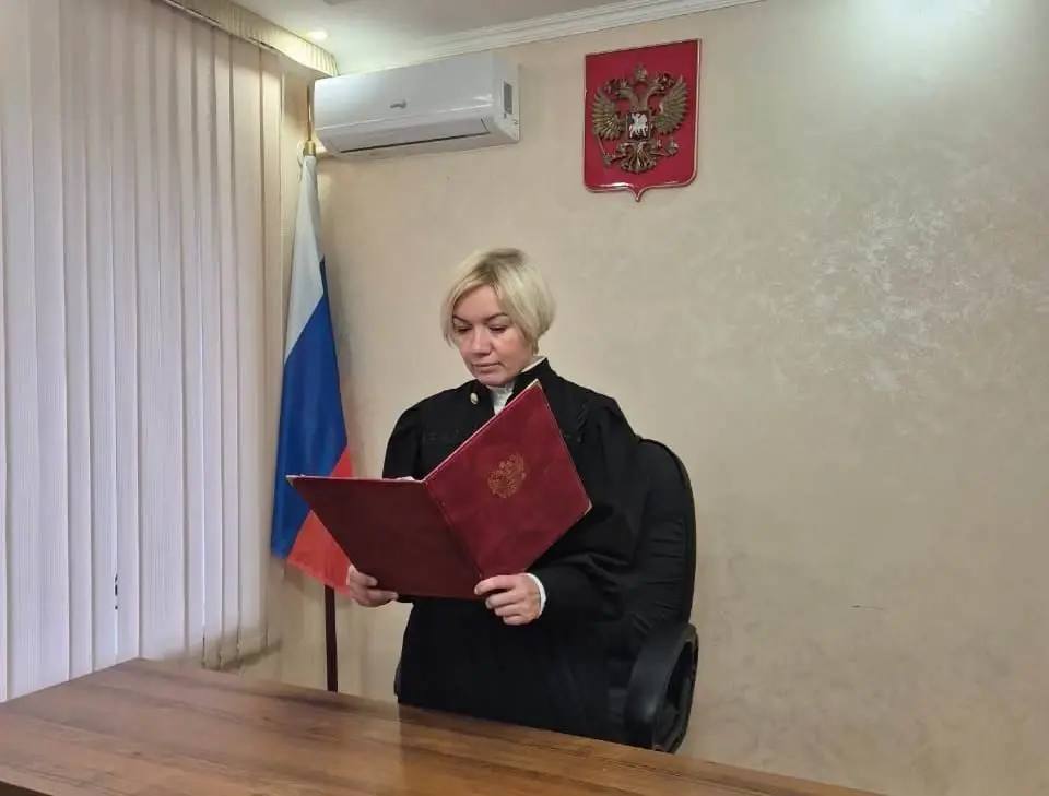 Адвоката в Ставрополе арестовали за обман клиента на 38 8 млн рублей Следствие считает что сначала юрист говорил что за 5 млн рублей поможет подзащитному добиться домашнего ареста Потом что подкупит следователя и суд и клиенту вынесут мягкий приговор за 33 8 млн рублей На самом деле адвокат забрал деньги себе Против него возбудили дело о мошенничестве Мужчину поместили в СИЗО сообщили в пресс службе судов Ставропольского края Подписывайтесь на нас во ВКонтакте и в Одноклассниках чтобы быть в курсе самых интересных новостей Кавказа Подписывайтесь на телеграм канал АиФ Северный Кавказ