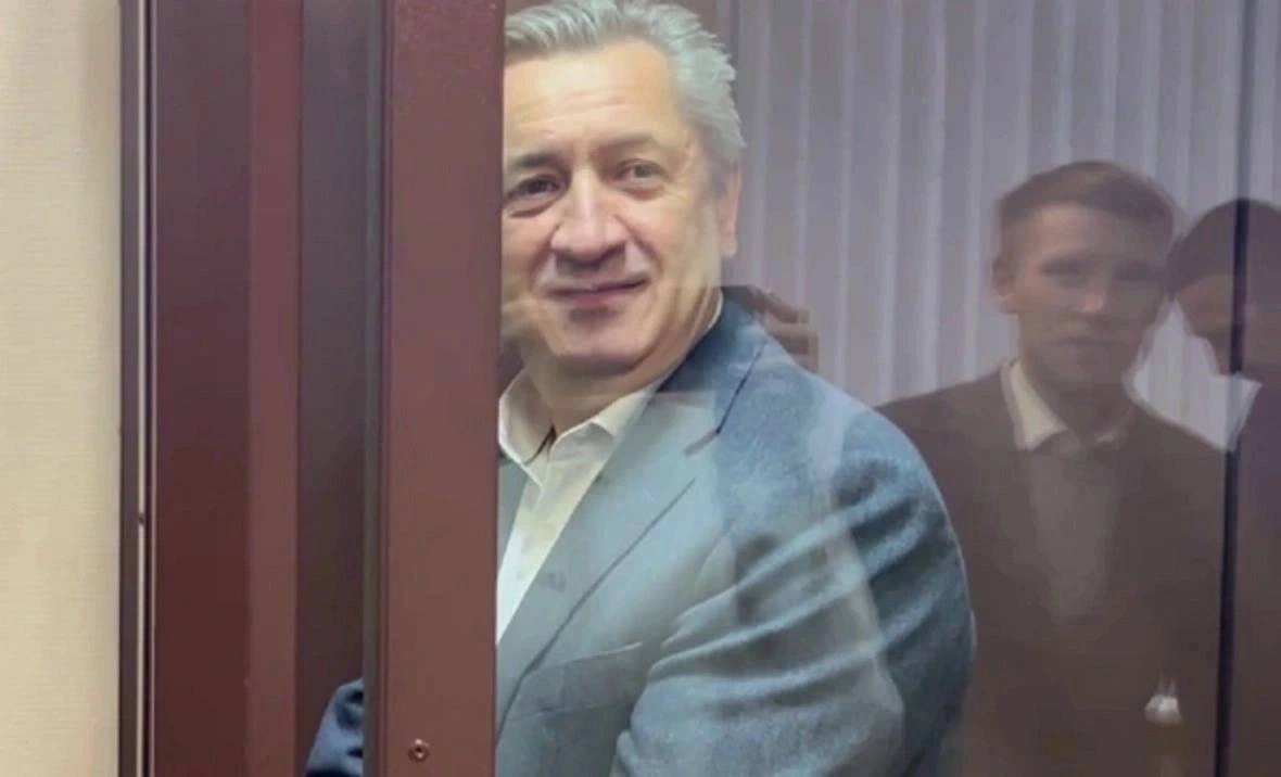 Генпрокуратура требует изъять имущество Алана Марзаева и его семьи Мещанский районный суд Москвы принял к производству иск Генпрокуратуры к бывшему вице премьеру Башкирии Алану Марзаеву и еще шести ответчикам Истец требует изъять в доход государства коррупционное имущество чиновника В иске ведомства в том числе указаны 13 зданий в Северной Осетии откуда родом Алан Марзаев В требованиях в частности указаны здания в Ардонском районе республики комплекс зданий в Верхнем Фиагдоне квартира во Владикавказе Также Генпрокуратура просит суд изъять у бывшего чиновника дачу в Кармаскалинском районе Башкирии дом в Кисловодске на Ставрополье автомобили премиум класса и квартиру в Москве Ответчиками вместе с экс вице премьером проходят его родители старший сын младший сын с матерью и водитель Генпрокуратура указала в иске что стоимость имущества семьи Марзаева значительно выше легальных доходов РБК Уфа в Telegram РБК Уфа в MAX