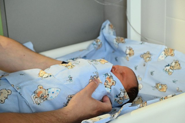 На Южном Урале по прежнему в моде имена София Ева и Михаил   www up74 ru articles news 168114 Топ популярных имен которыми называли новорожденных в Челябинской области за год практически не изменился Об этом сообщили Южноуральской панораме в Государственном комитете по делам ЗАГС региона Уже больше 15 лет женский рейтинг возглавляет имя София Следом идут Анна Ева Варвара и Мария А самыми популярными именами для мальчиков стали Михаил Александр Артем Тимофей и Матвей Однако все чаще жители региона называют новорожденных оригинально например Девой Тором Космосом или Мальвиной