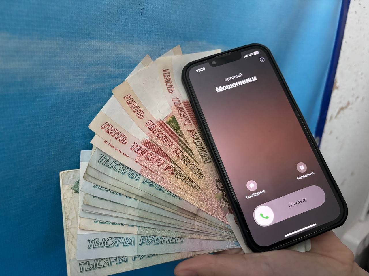 Чуть не перевела все свои сбережения мошенникам пенсионерка из ЕАО 60 летней женщине поступил звонок в мессенджере от сотрудника компании по замене домофонов Он сообщил что для получения ключей необходимо назвать код из смс что она и сделала После этого она получила сообщение о несанкционированном входе в ее аккаунт на портале Госуслуг с рекомендацией связаться со специалистом На звонок ответила неизвестная которая заявила что на имя пенсионерки оформлена доверенность на третье лицо дающая право распоряжаться всем имуществом Для решения проблемы женщине посоветовали обратиться в Росфинмониторинг Следом в этом же мессенджере ей позвонил якобы сотрудник Росфинмониторинг который сообщил о необходимости перевести все деньги на безопасный счет для их защиты Доверчивая пенсионерка перевела 381 000 рублей на одну из своих карт но когда попыталась перечислить эти деньги злоумышленникам банк заблокировал операцию заподозрив мошенничество Подпишись в MAX   Прислать новость