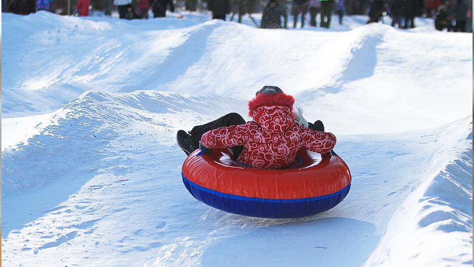 В Лучегорске катание на тюбинге обернулось травмой 10 февраля 12 летний мальчик оказался в реанимации после неудачного катания на тюбинге Школьник решил спуститься с необорудованного склона на ватрушке но весёлая забава обернулась бедой на скорости он врезался в дерево Врачи диагностировали у ребёнка тяжёлую черепно мозговую травму и ушиб головного мозга Сейчас он подключён к аппарату искусственной вентиляции лёгких а его состояние остается крайне тяжёлым После оказания первой помощи в Дальнереченской больнице мальчика готовят к эвакуации во Владивосток для дальнейшего лечения Отметим что это уже третий случай серьёзных травм детей на горках с начала 2026 года Фото соцсети Подписаться на Telegram  Подписаться в MAX