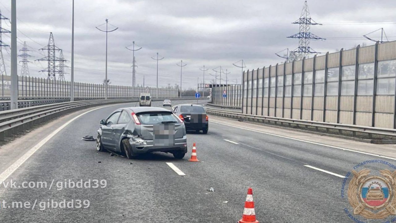 Авария произошла сегодня утром на Северном обходе Калининграда. Водитель, управляя автомобилем Ford, допустил наезд на дорожное ограждение.  Сообщение о ДТП в Гурьевском районе поступило в Госавтоинспекцию в 8:55. В результате аварии водитель получил телесные повреждения.  Фото: Госавтоинспекция Калининградской области