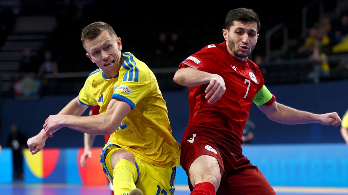 Украинцы отказались пожимать руки игрокам из России Стали известны подробности скандала на ЧЕ по футзалу Турнир проходит с 21 января в Латвии Литве и Словении В первом туре группового этапа сборная Армении обыграла команду Украины со счетом 2 1 На следующий день Украинская ассоциация футбола обратилась в контрольно дисциплинарную и этическую инстанцию УЕФА с требованием применить дисциплинарные санкции к игроку Денису Неведрову и сборной Армении за неспортивное поведение СМИ сообщали что игрок Тюмени Неведров якобы после игры прокричал Лохи Украина Однако источник Матч ТВ утверждает что на самом деле армянский игрок сказал Вози Украина Напряжение создали сами украинцы Во время всей игры они кричали неприличные слова и демонстрировали жесты Перед игрой они отказались пожимать руки тем футболистам которые выступают в российских клубах Поэтому впервые в истории футзала команды перед игрой не пожали руки На чемпионате Европы это удивило многих но это произошло из за позиции украинцев В письме в УЕФА армянская сторона объяснила высказывания Неведрова после игры Потому что слово Вози во время всей игры кричали сами украинцы В письме опровергли утверждения украинской стороны сказал источник Матч ТВ news matchtv Joe Prior UEFA Getty Images