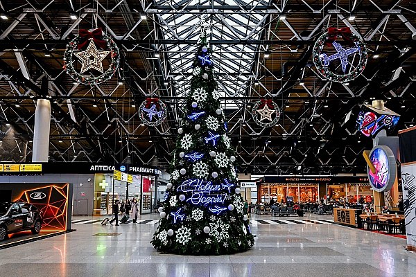 Россияне этой зимой могут долететь прямыми рейсами в 41 страну Россияне этой зимой могут долететь прямыми рейсами в 41 страну а также в специальные административные районы Китая Гонконг и Макао Об этом сообщает Прайм на основе данных зимнего расписания российских аэропортов Больше всего рейсов из России принимает Турция более 400 перелетов в неделю лидирует она и по количеству авиакомпаний обслуживающих рейсы При этом больше всего направлений открыто в Китае из российских городов можно напрямую прилететь в 18 китайских аэропортов Гонконг а с 22 декабря еще и Макао aviaru net n291104