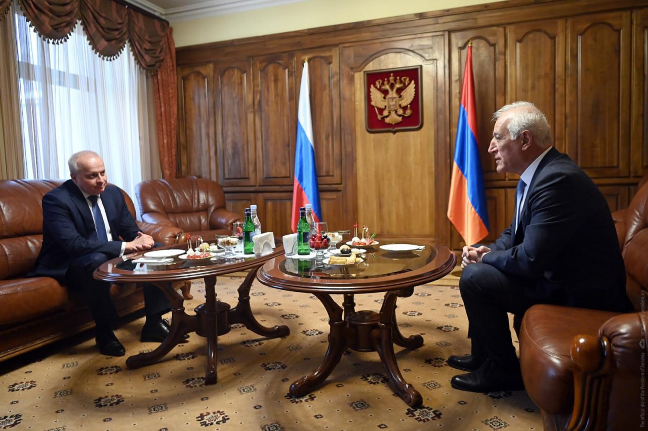 Президент Республики Армения Ваагн Хачатурян по случаю Дня России посетил посольство Российской Федерации в Армении. Ваагн Хачатурян поздравил с Днем России и пожелал братскому народу России благополучия, мира и процветания.