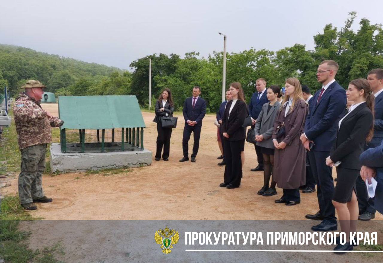 Сегодня в честь празднования Дня России под председательством прокурора края Сергея Столярова состоялось торжественное мероприятие по вручению первых погон молодым специалистам. В нем приняли участие работники аппарата прокуратуры края, член Приморской региональной общественной организации поддержки ветеранов прокуратуры и членов их семей Наталия Беловцева и студенты Дальневосточного юридического института филиала Университета прокуратуры Российской Федерации. Прокурор края Сергей Столяров поздравил 6 молодых специалистов с получением первых погон, пожелав им успехов в обеспечении верховенства закона, защите прав и свобод человека и гражданина, а также охраняемых законом интересов общества и государства. В целях сохранения духа патриотизма, преемственности традиций прокурорской службы Наталия Беловцева провела для молодых специалистов и студентов экскурсию в музее прокуратуры края. Она рассказала о подвигах фронтовиков — работников прокуратуры и о своём профессиональном пути. Продолжением торжественного мероприятия стала экскурсия на мемориальный комплекс «Ворошиловская батарея», расположенный на острове Русском во Владивостоке.