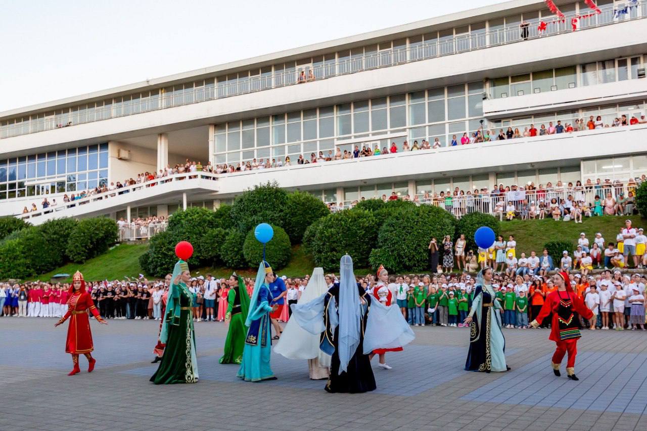 В этом году стартует шестой этап Программы по модернизации инфраструктуры детского отдыха и оздоровления Ее реализацию напомню контролирует председатель Совета Федерации Валентина Ивановна Матвиенко Вчера первый зампредседателя комитета верхней палаты российского парламента по федеративному устройству региональной политике местному самоуправлению и делам Севера Галина Николаевна Карелова провела совещание на котором были обозначены задачи на этот год Как было озвучено на реализацию Программы ежегодно выделяется 3 млрд рублей В этом году предусмотрено строительство 82 жилых корпусов и капремонт 38 объектов инфраструктуры Краснодарский край всецело поддерживает это решение Ведь на Кубани и это принципиальная позиция главы региона Вениамина Ивановича Кондратьева ставка делается на сохранение и развитие профильных объектов И в текущем году в рамках обозначенной программы планируется создание двух быстровозводимых корпусов в детском лагере в Славянском районе Таким образом его вместимость увеличится почти на 100 мест в смену Должен отметить что в целом тема детского отдыха находится на постоянном контроле органов исполнительной власти Кубани депутатского корпуса и органов местного самоуправления За последние годы совместными усилиями нам удалось переломить ситуацию по перепрофилированию детских здравниц И эффект не заставил себя ждать В крае есть примеры возрождения учреждений некогда находившихся в упадке И особенно показательно то что такие предприятия восстанавливают частные инвесторы Сохраняется за нами и статус одной из ведущих детских здравниц что подтверждается статистикой В летний период в крае работали 1 6 тысячи детских оздоровительных лагерей В целом по итогам прошлого года в организованном секторе на Кубани отдохнули и поправили здоровье более 430 тысяч ребят в их числе свыше 160 тысяч из других регионов и даже государств Что немаловажно осталась в этой обойме и Анапа несмотря на все испытания выпавшие на ее долю Многие санатории оперативно переориентировались подготовили бассейны экскурсионные программы различные мероприятия которые исключили активности на море И сегодня наша общая задача сохранить набранные темпы Я неоднократно повторял детство должно быть настоящим Детство должно быть ярким насыщенным теплым Сделать его таковым можем только мы взрослые