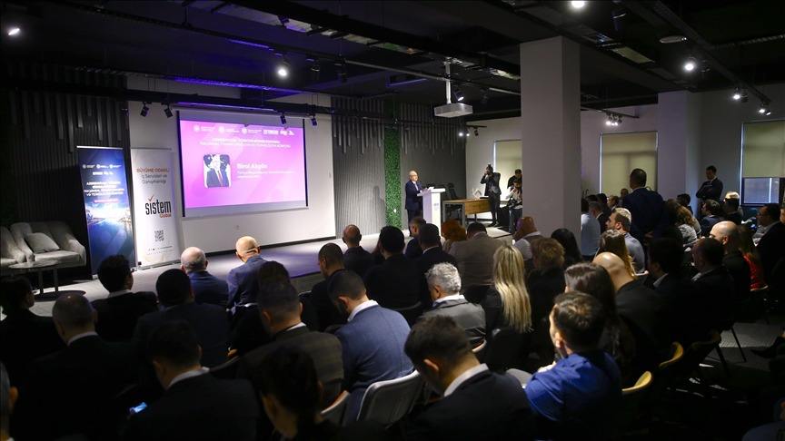 В Баку состоялся Азербайджано турецкий бизнес форум Цифровая трансформация и технологический мост В столице Азербайджана Баку состоялся Азербайджано турецкий бизнес форум под названием Цифровая трансформация и технологический мост Форум был организован Ассоциацией предприятий информационной индустрии Турции TÜBİSAD Агентством инноваций и цифрового развития Азербайджана и компанией Sistem Global В церемонии открытия приняли участие заместитель министра цифрового развития и транспорта Азербайджана Самир Мамедов посол Турции в Баку Бирoл Акгюн председатель совета директоров TÜBİSAD Мехмет Али Томбалак и многочисленные представители деловых кругов Подробнее на нашем сайте v aa com tr 3826869 24 7 в сутки с Агентством Анадолу