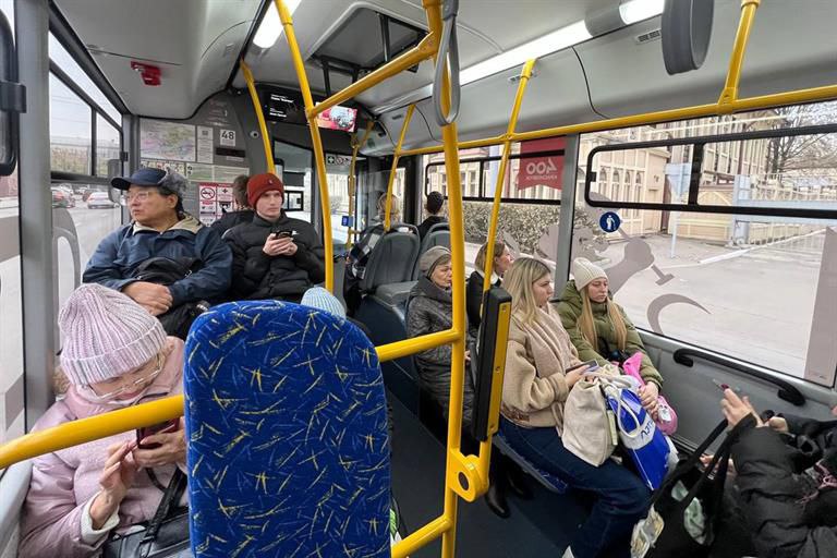 Ещё одна новость про общественный транспорт в Красноярске будет новая маршрутная сеть Её спроектируют в следующем году Подрядчик контракт с которым мэрия собирается заключить уже в ноябре проведет научно исследовательскую работу Её результатом станет документ планирования регулярных пассажирских перевозок Новая маршрутная сеть должна быть разработана для всех видов городского транспорта с учётом строительства линий метротрамвая